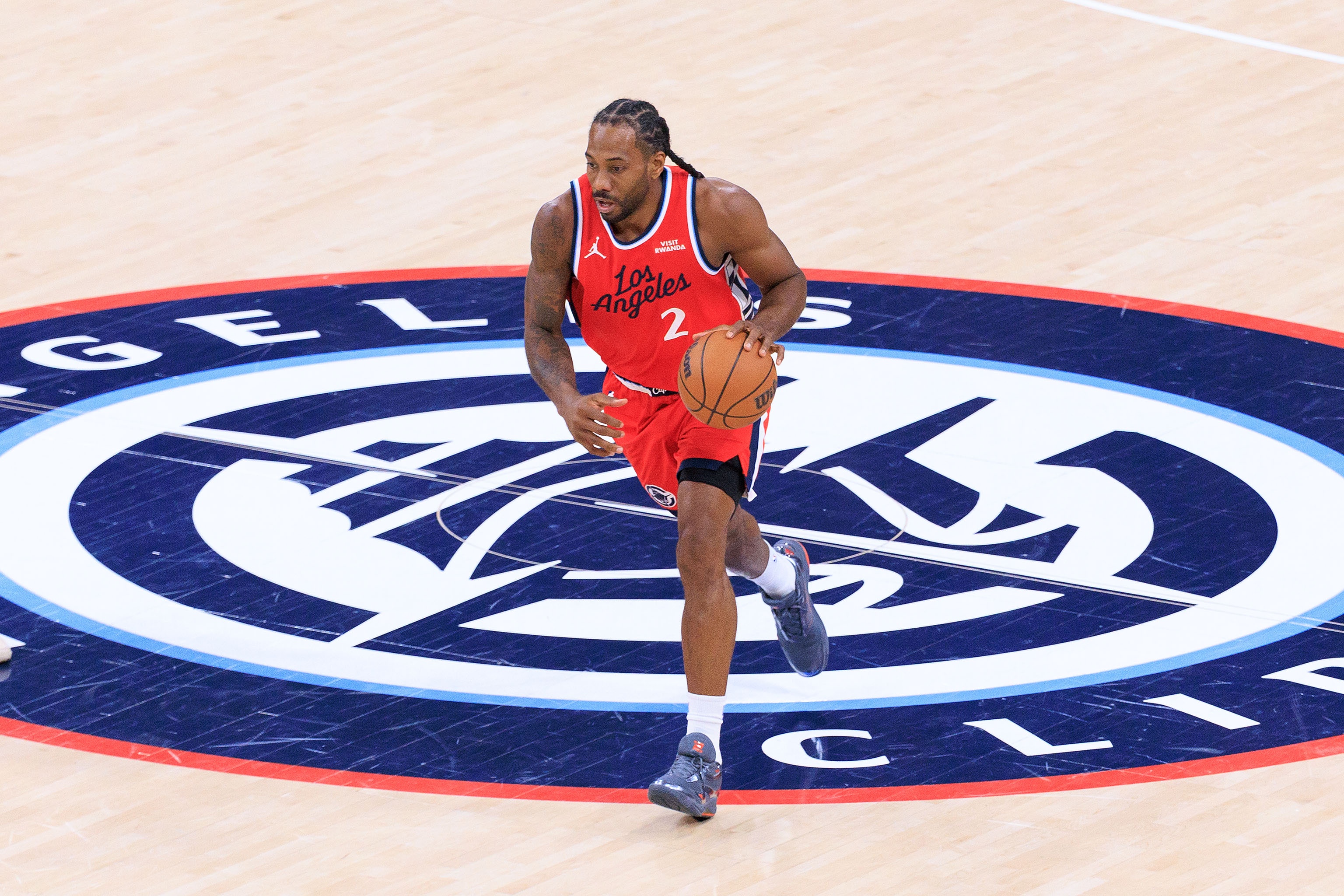 星空体育-连续20+听牌！伦纳德半场10中6拿下19分2板1助