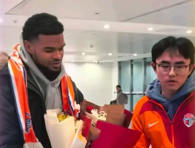 星空体育官方网站-海牛新外援抵达，1.91米B2B中场，津门虎升级防线，挖宝西乙队长